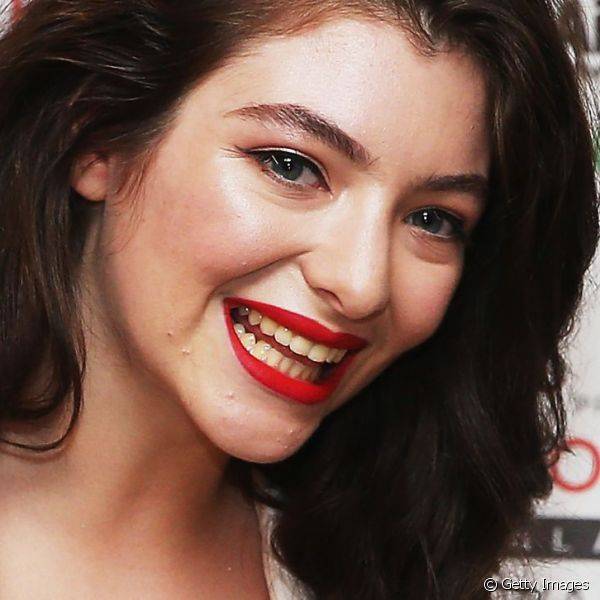 Para o New Zealand Music Awards, a jovem fez escolhas clássicas com um delineado fininho e os lábios vermelhos